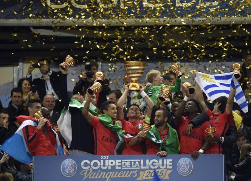 Thiago Silva solleva il trofeo circondato dai compagni. Afp